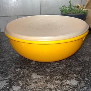 26 cup HUGE vintage Tupperware fix n mix bowl. Yellow w/white lid Exc co…